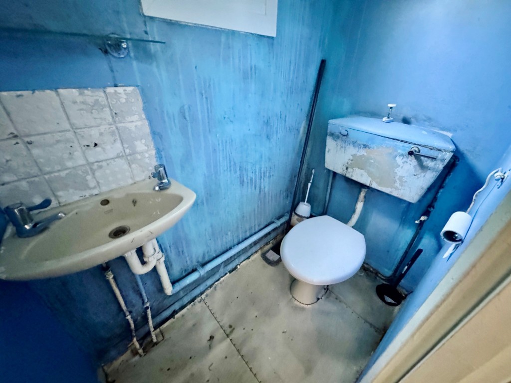 Lot: 112 - FREEHOLD TWO-BEDROOM MAISONETTE AND GROUND RENT - W.C.